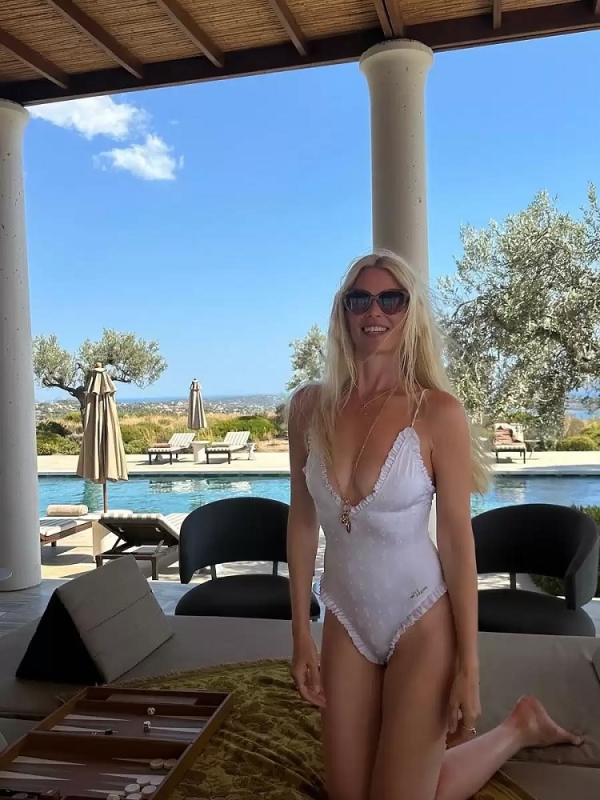 Культова модель 90-х блиснула стегнами в купальнику на честь ювілею 3