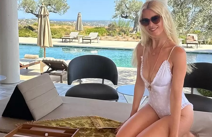 Культова модель 90-х блиснула стегнами в купальнику на честь ювілею 1