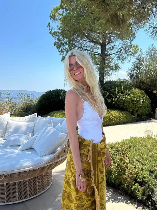 Культова модель 90-х блиснула стегнами в купальнику на честь ювілею 2