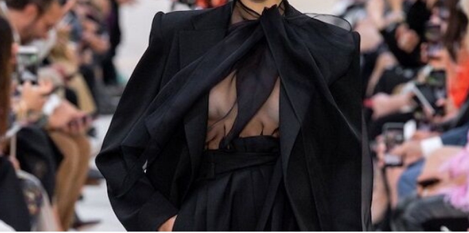 Прозорий одяг-головний модний тренд 2025: фото, як носити 1