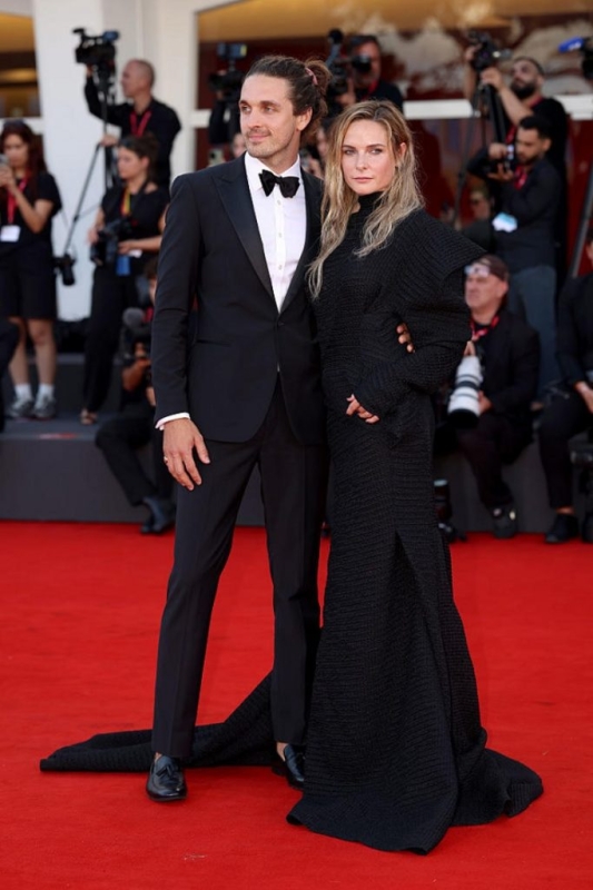 Ребекка Фергюсон вийшла на червону доріжку з чоловіком вперше за 7 років шлюбу 3