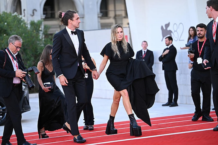 Ребекка Фергюсон вийшла на червону доріжку з чоловіком вперше за 7 років шлюбу 2