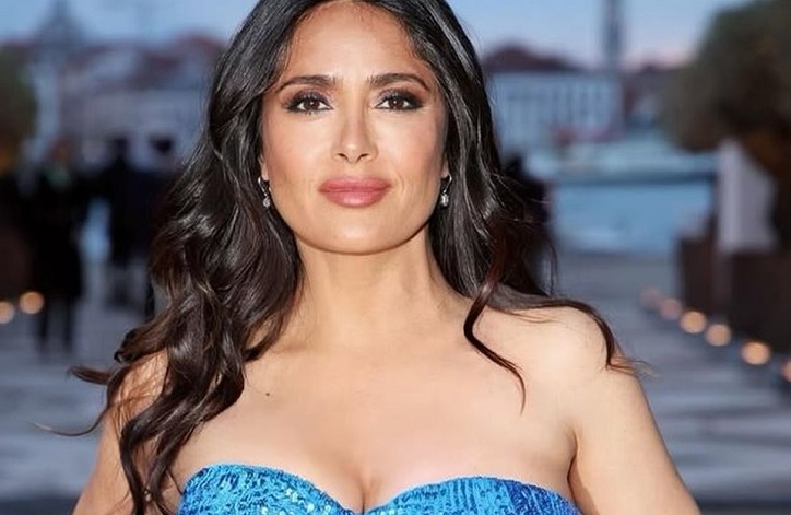 Сальма Хайєк відсвяткувала день народження на яхті в червоному бікіні 1