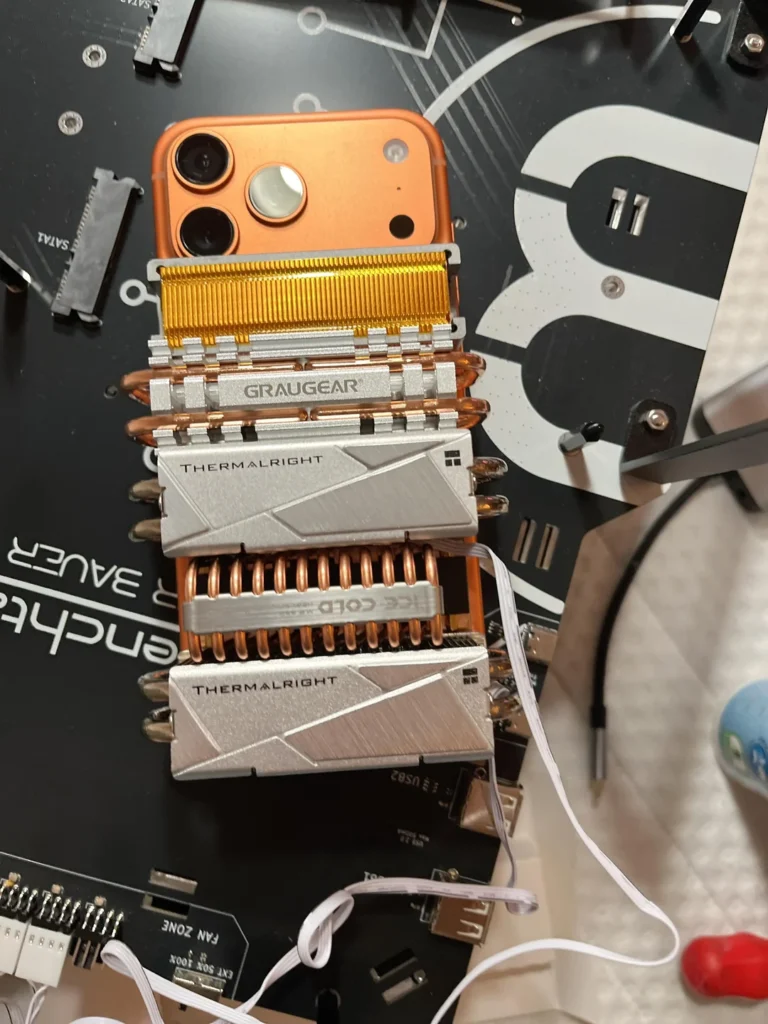 Ентузіаст встановив кулери від SSD на iPhone 17 Pro Max 3