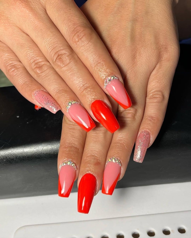 / фото instagram.com/nails_byjuhasztimea