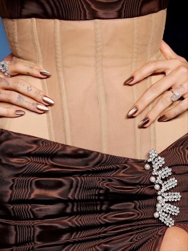 / фото instagram.com/nailsbyzola