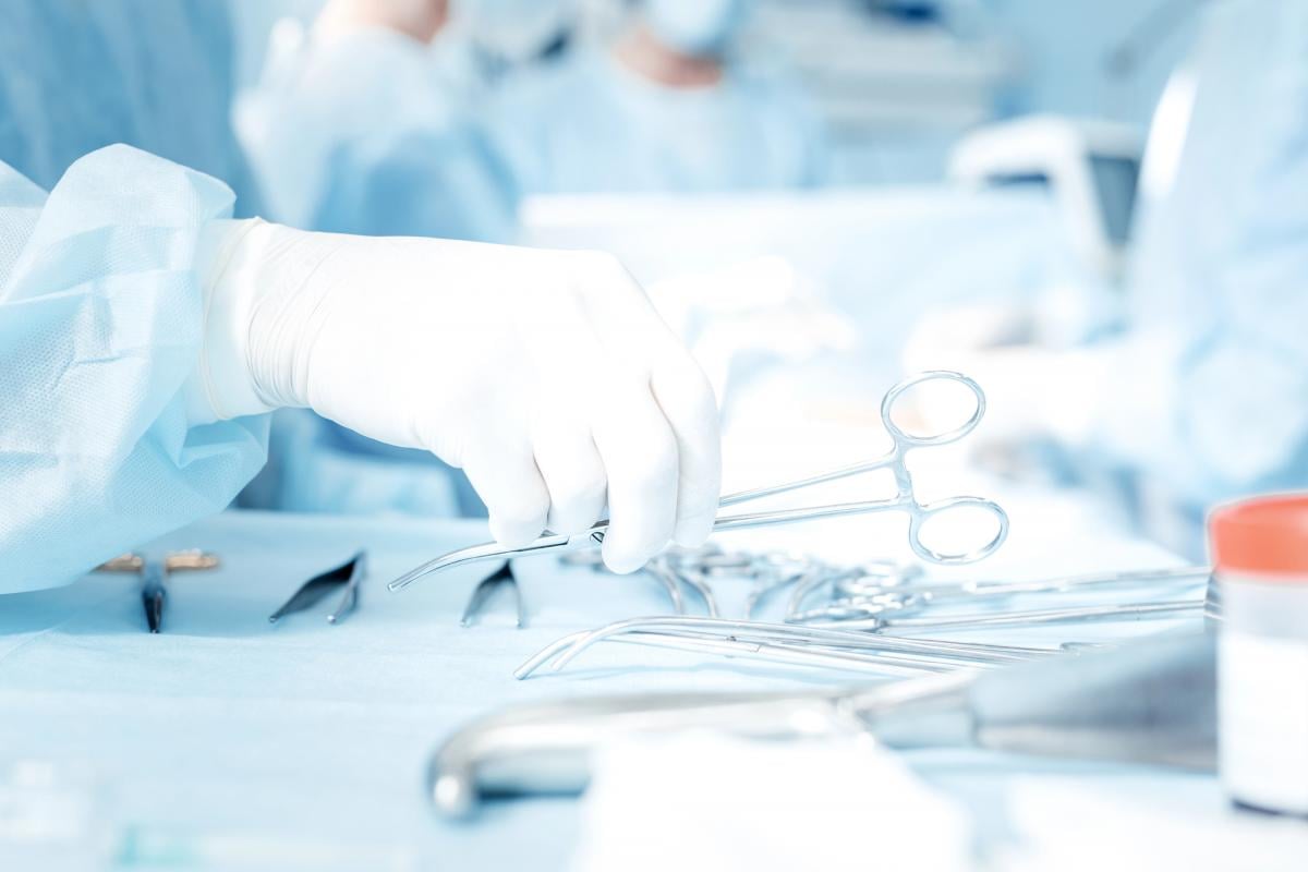 Людина, в якої розвинулася газова гангрена, потребує спеціальної медичної допомоги в закладах охорони здоров'я / фото ua.depositphotos.com