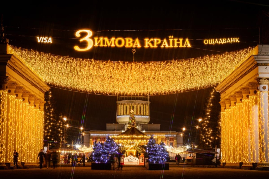 Найбільша ковзанка, Резиденція Санти та масштабні світлові інсталяції: де шукати дива на "Зимовій країні" на ВДНГ