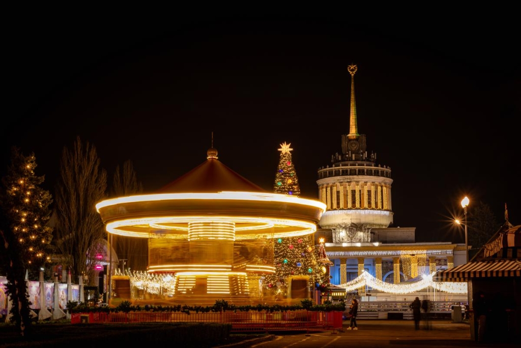 Найбільша ковзанка, Резиденція Санти та масштабні світлові інсталяції: де шукати дива на "Зимовій країні" на ВДНГ