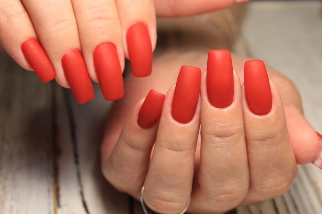 Наймодніший манікюр на Новий рік 2026: який колір приверне гроші й удачу