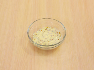 Салат з запеченою куркою, яєчними млинцями та огірком 11