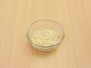 Салат з запеченою куркою, яєчними млинцями та огірком 13