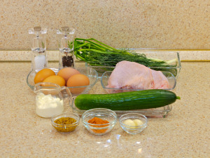 Салат з запеченою куркою, яєчними млинцями та огірком 1