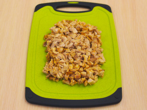 Салат з запеченою куркою, яєчними млинцями та огірком 3