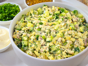 Салат з запеченою куркою, яєчними млинцями та огірком 16