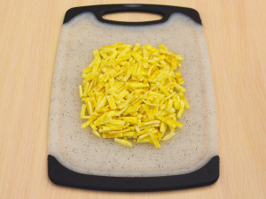 Салат з запеченою куркою, яєчними млинцями та огірком 7