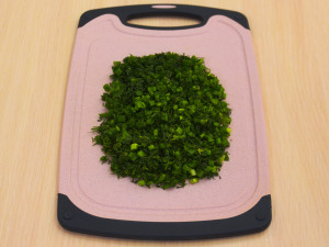 Салат з запеченою куркою, яєчними млинцями та огірком 9