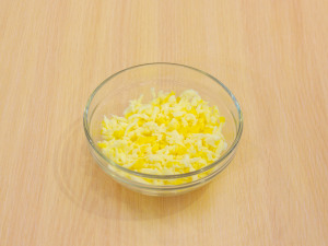 Салат з запеченою куркою, яєчними млинцями та огірком 10