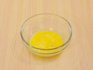 Салат з запеченою куркою, яєчними млинцями та огірком 4