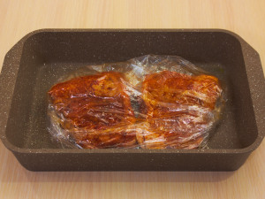 Салат з запеченою куркою, яєчними млинцями та огірком 2