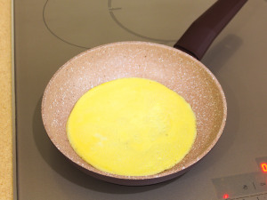 Салат з запеченою куркою, яєчними млинцями та огірком 5