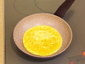 Салат з запеченою куркою, яєчними млинцями та огірком 6