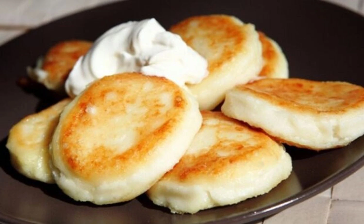 П'ять найкращих рецептів сирників: пишні, ніжні, солоні, на пару та з бананом 2