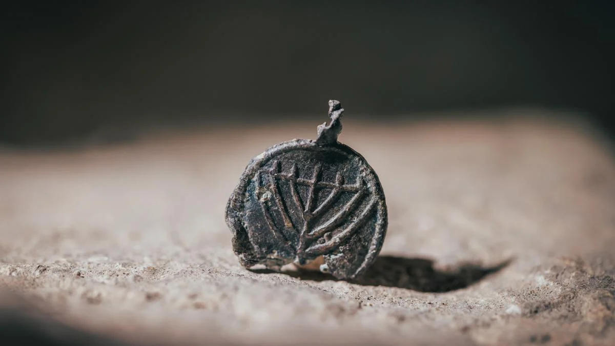 У Єрусалимі знайшли рідкісний медальйон віком 1300 років, прикрашений незвичайними зображеннями (фото)