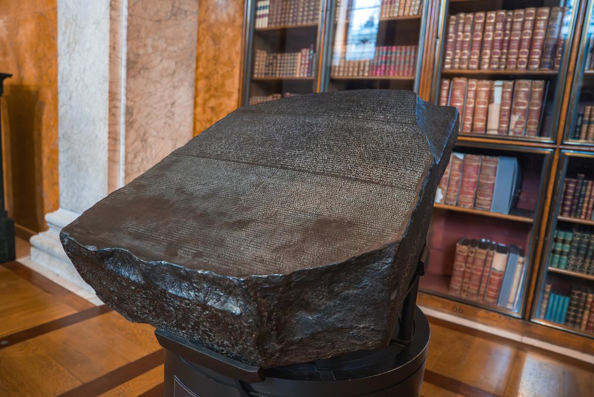 Учені назвали 7 стародавніх мов, які досі не розшифровані