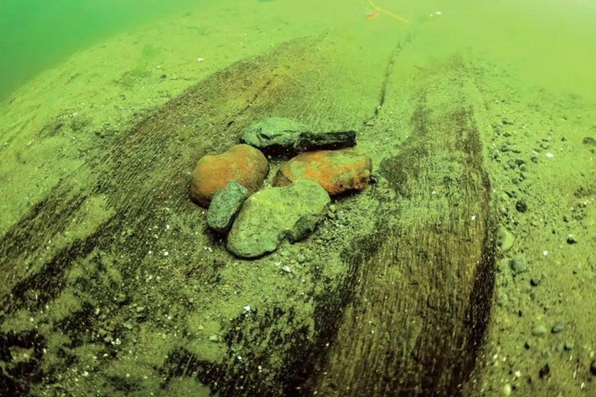 Археологи знайшли на дні озера доісторичні каное, які старші за піраміди (фото)