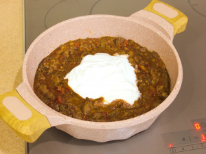 Куряча печінка в соусі з томатів і сметани 10