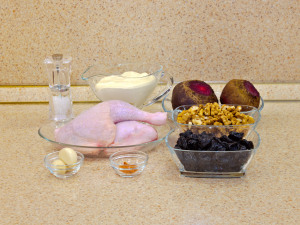 Салат з печеним курячим філе, буряком та грецькими горіхами 1