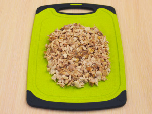 Салат з печеним курячим філе, буряком та грецькими горіхами 9