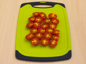 Салат із смаженим халумі, копченим філе та грушою 1