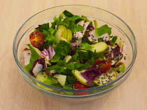 Салат із смаженим халумі, копченим філе та грушою 6