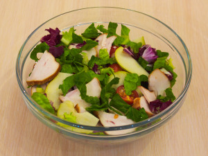 Салат із смаженим халумі, копченим філе та грушою 4