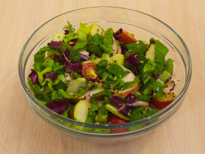 Салат із смаженим халумі, копченим філе та грушою 7