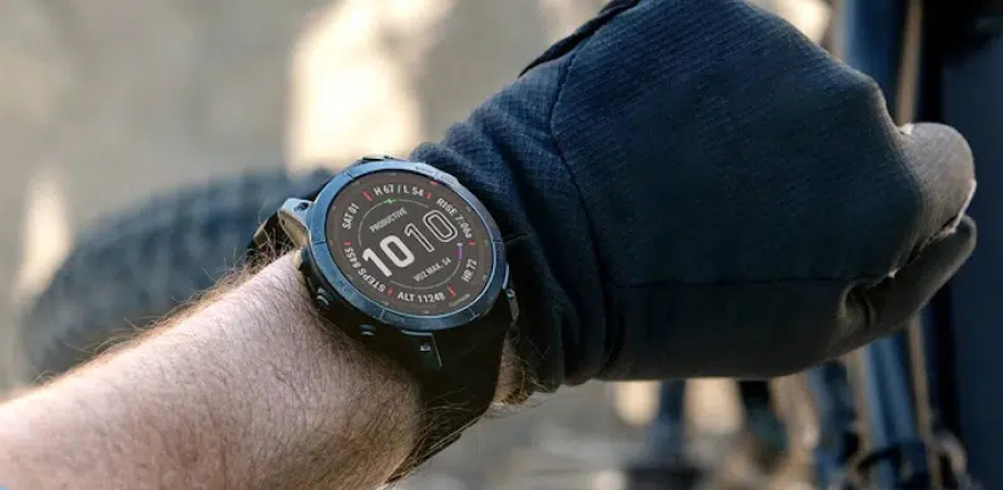 Смарт-годинник Garmin Fenix 8 Pro на руці під час гірського походу