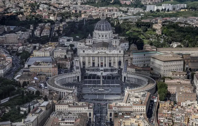 Меса в базиліці Святого Петра звучатиме 60 мовами - штучний інтелект Lara працюватиме через QR-код - новини технологій 1