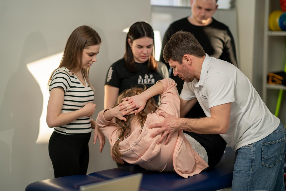 Міська лікарня в Ужгороді отримала сучасне реабілітаційне обладнання для відновлення пацієнтів із порушеннями опорно-рухового апарату 2 Міська лікарня в Ужгороді отримала сучасне реабілітаційне обладнання для відновлення пацієнтів із порушеннями опорно-рухового апарату