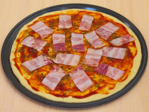 Піца з сушеними помідорами та беконом 18