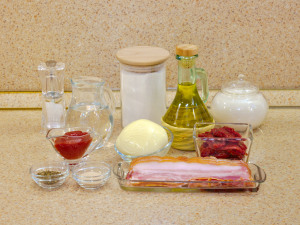 Піца з сушеними помідорами та беконом 1