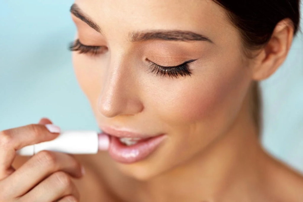 Помади відходять у минуле, адже цей тренд робить губи більшими без уколів 1 Помади відходять у минуле, адже цей тренд робить губи більшими без уколів