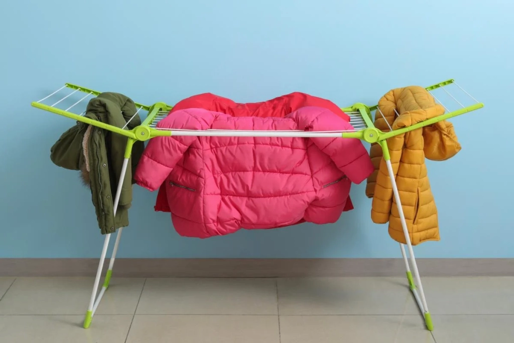 Прощай, бежевий тренч: весняні колекції підкорює трендова куртка з минулого (фото)