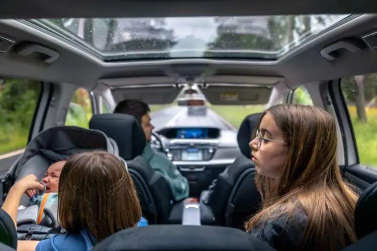 Скільки людей може їхати в легковому автомобілі: норми ПДР і реальні ризики 1