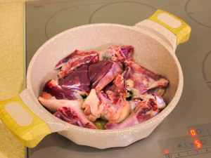 Качка з білими грибами та картоплею в горщиках 9