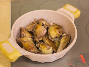 Качка з білими грибами та картоплею в горщиках 11
