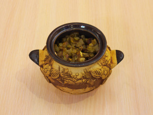 Качка з білими грибами та картоплею в горщиках 16