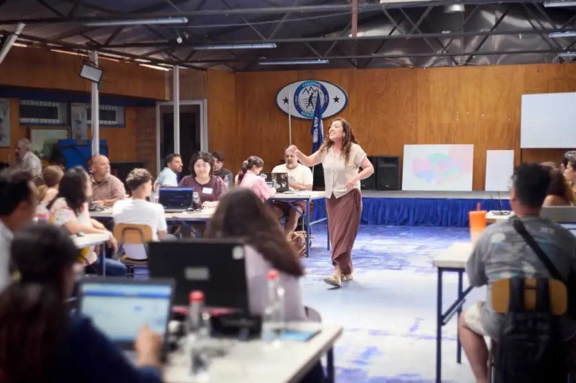 Жителі Чилі зображали "ChatGPT з людей" протягом 12 годин на акції проти ЦОД 3