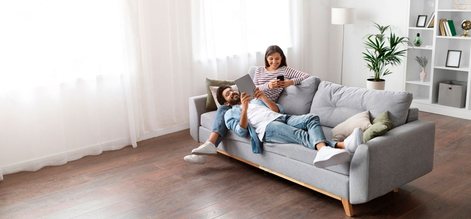 Чиста і охайна вітальня з мінімальними відкритими поверхнями без безладу